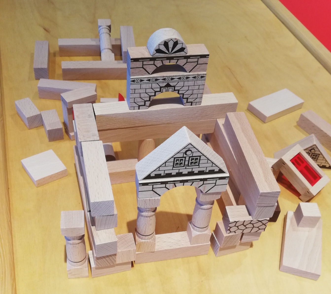 Baukloetze auf einer Holzplatte für die Kinderbetreuung auf Messen und Veranstaltungen